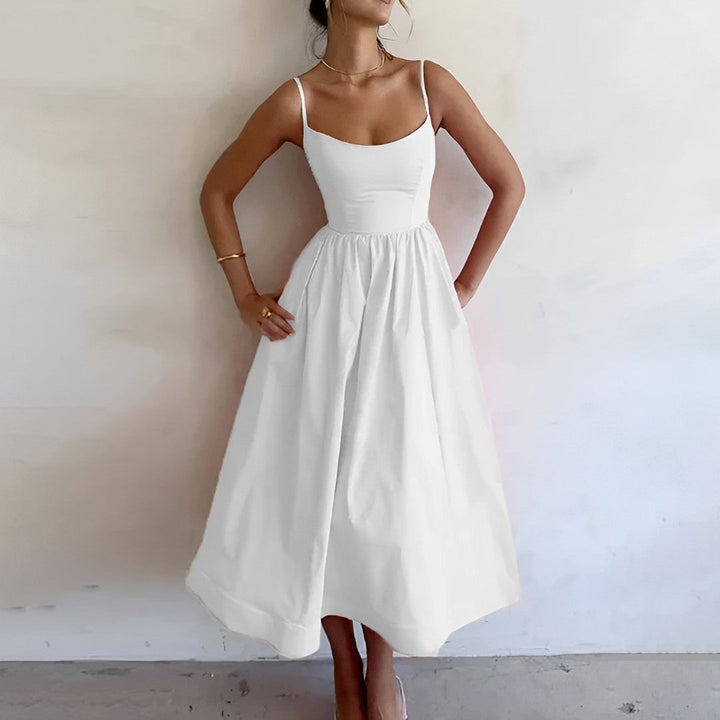 Annelie Weißes Sommerkleid mit Trägern und ausgestelltem Rock Foto 1
