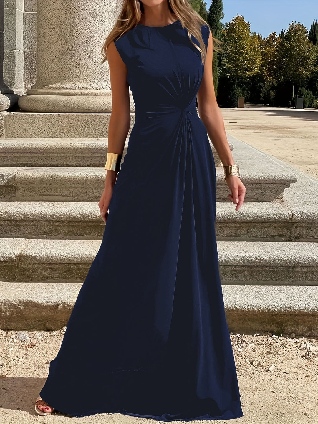 Konstanze Schlichtes Abendkleid mit hohem Ausschnitt und Raffung Foto 8
